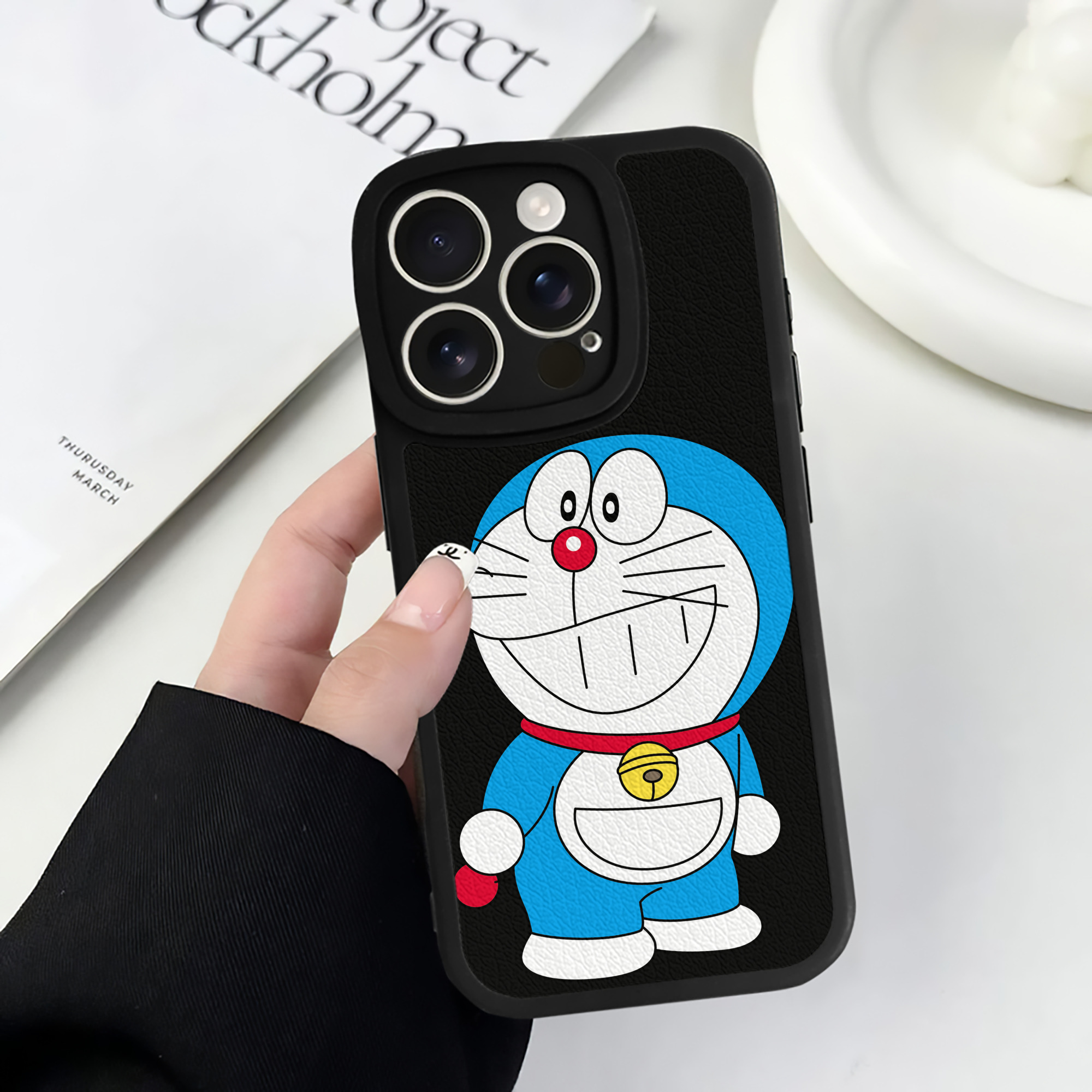 （画像用） ドラえもん Doraemon 【iPhone 16シリーズ対応】シリコンスマホケース（レザー調） 材質：シリコン